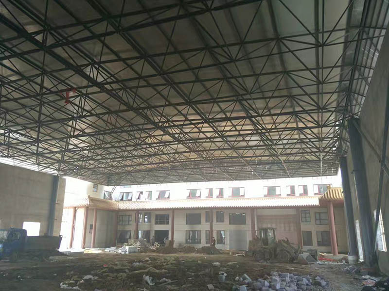 扬中屋顶采光无缝钢管网架安装现场